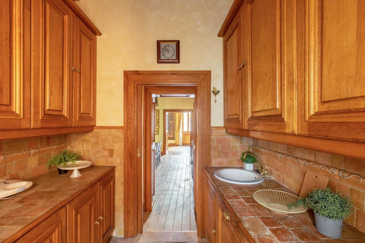 Iflat Golden Gem In Trevi Rom