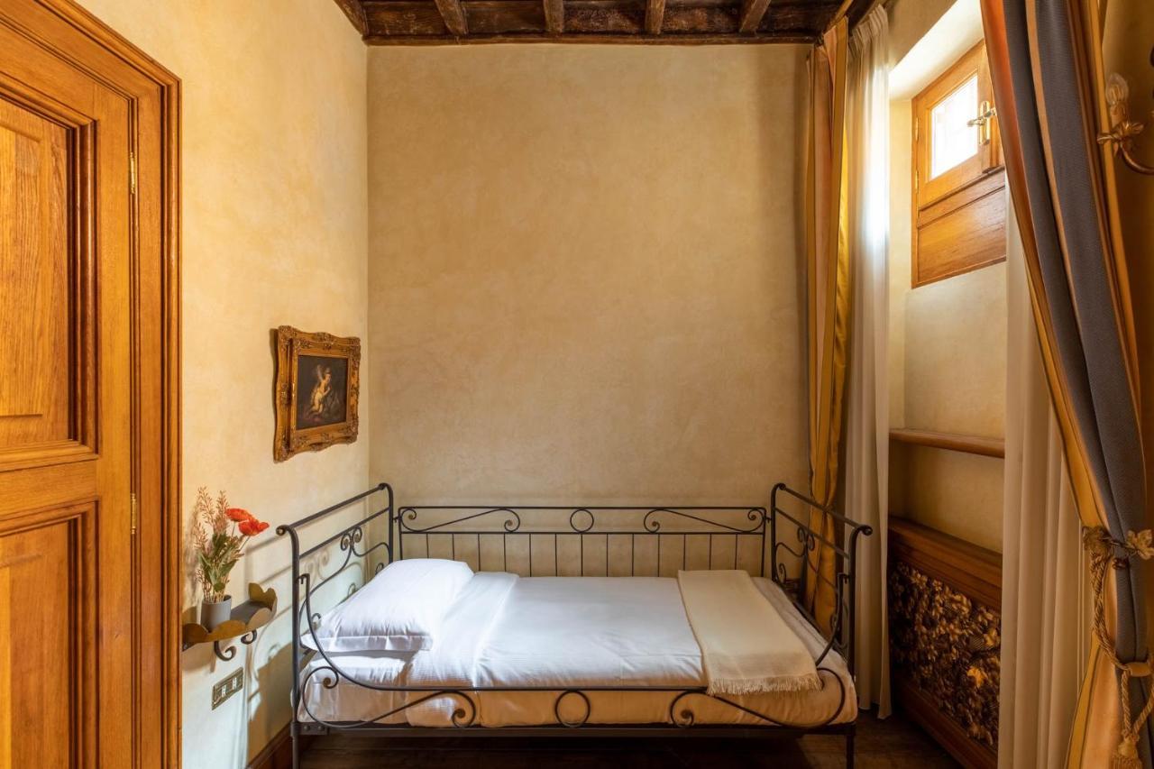 Iflat Golden Gem In Trevi Rom