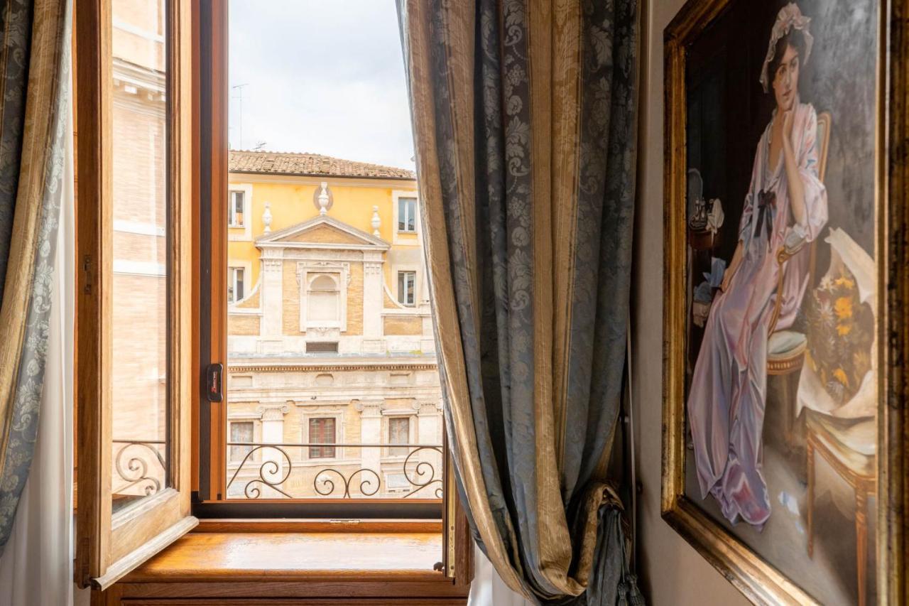 Iflat Golden Gem In Trevi Rom